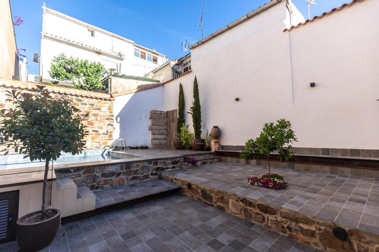 Apartamentos Turisticos De La Bernarda กาเซเรส ภายนอก รูปภาพ