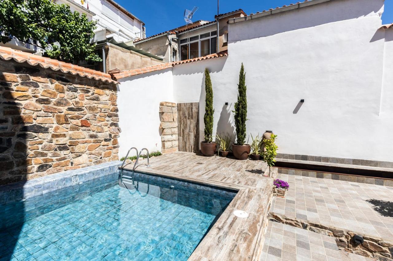 Apartamentos Turisticos De La Bernarda กาเซเรส ภายนอก รูปภาพ