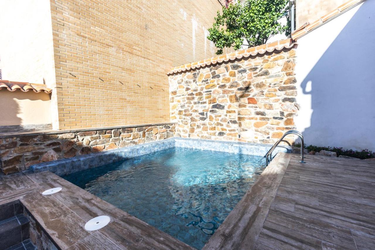 Apartamentos Turisticos De La Bernarda กาเซเรส ภายนอก รูปภาพ